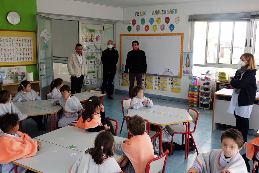 Ontinyent crea la “Mantaescola” per protegir a l’alumnat del fred a les aules davant la ventilació anticovid