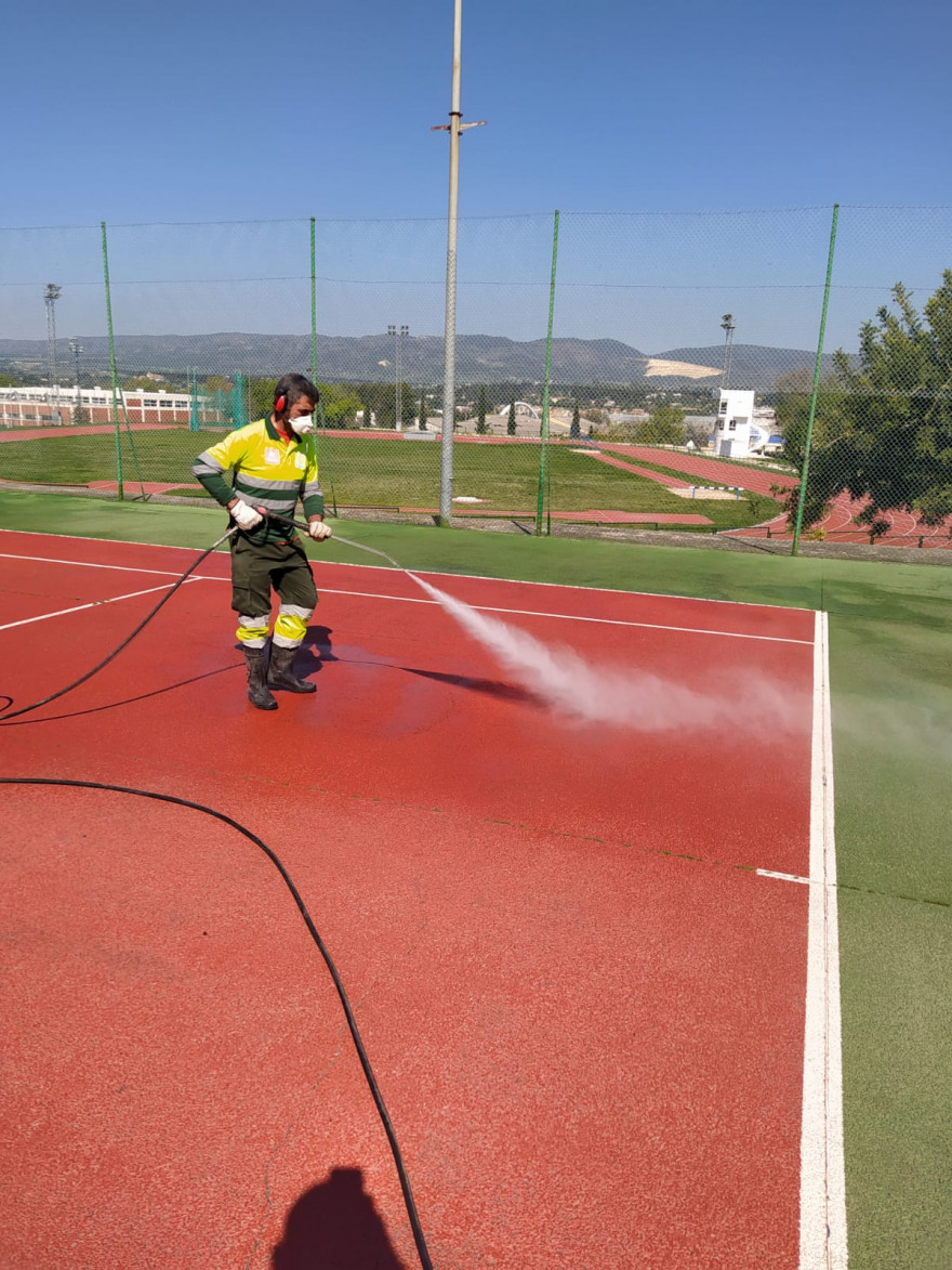 Ontinyent desinfecta 25 edificis i instal·lacions públiques per preparar-les per a la Fase 1