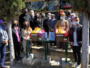 Jorge Rodríguez acompanya a les famílies ontinyentines durant l’acte de recuperació de restes de la Fossa 127 de Paterna