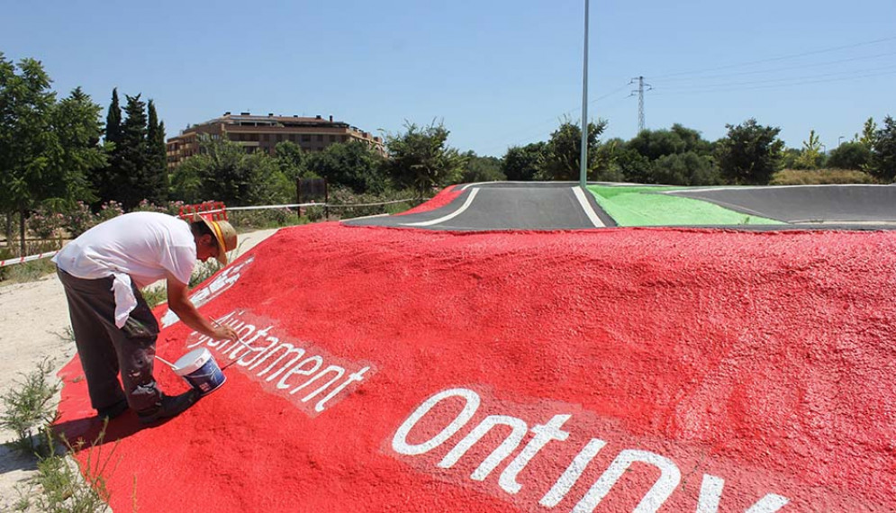 Ontinyent completa les millores al Pumptrack de Benarrai amb tasques de pintura i neteja de l’entorn