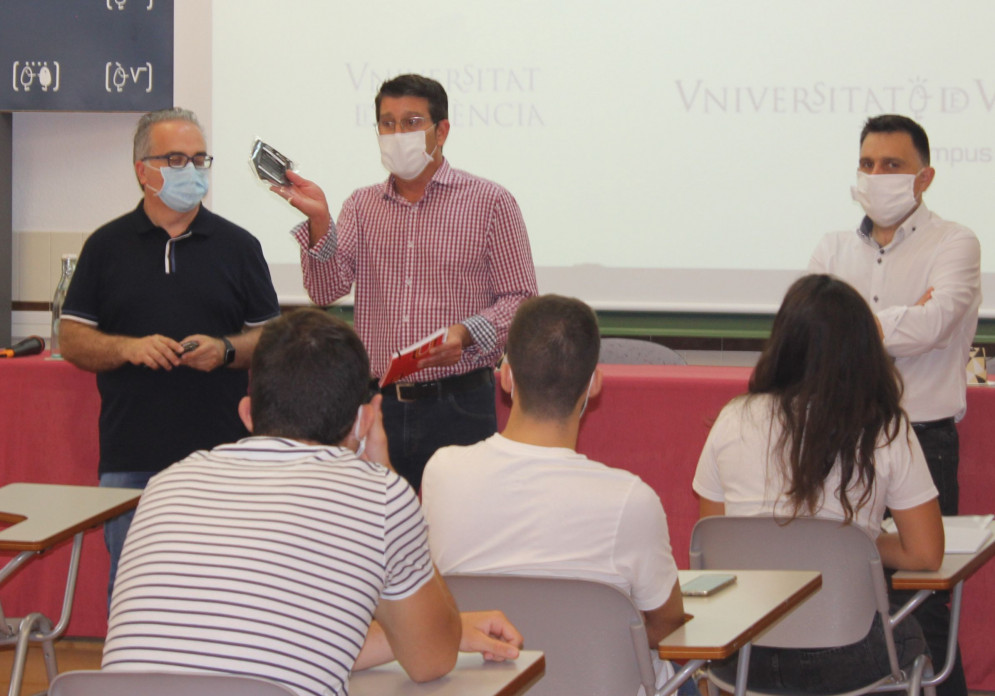 Ontinyent protegeix els seus universitaris amb mascaretes del Clúster Tèxtil Sanitari