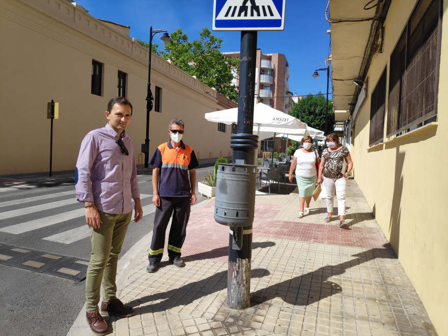 Alumbrado repara 20 columnas en el Llombo mediante el sistema de resina plástica para frenar el óxido de la orina de los perros