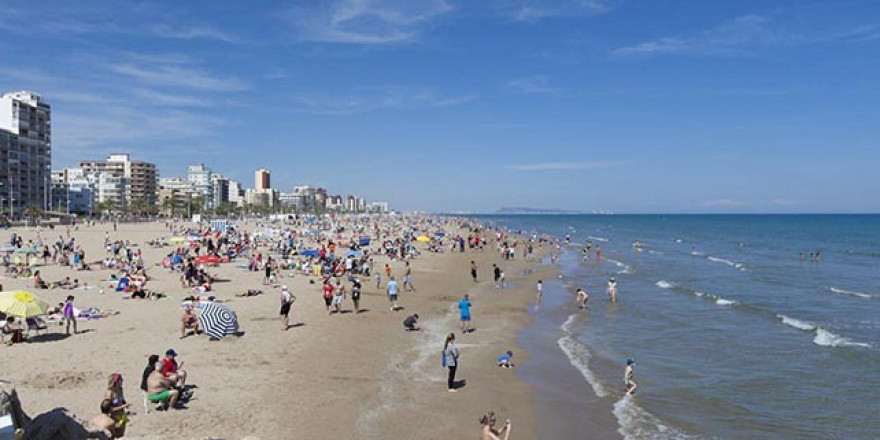 Ontinyent acosta la platja a més de 300 ontinyentins i ontinyentines