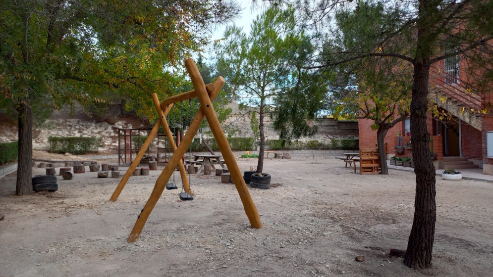 Ontinyent instal·la jocs per a alumnat amb TEA al CEIP La Solana i renova la jardineria dels centres educatius públics de primària