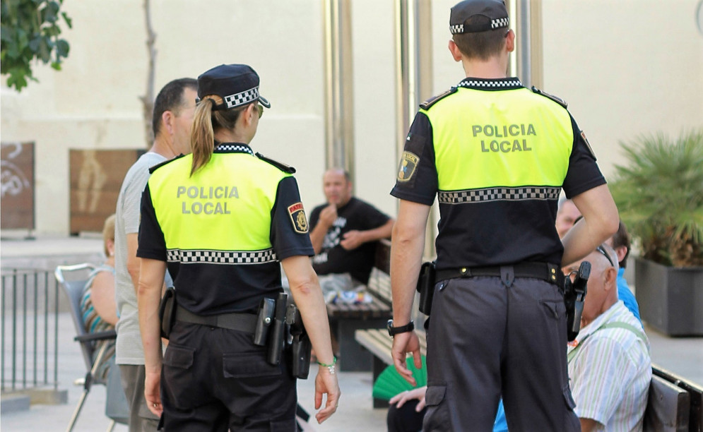 La Policia Local d’Ontinyent i sanitaris del Centre de Salut salven la vida a un home després de dues parades cardíaques