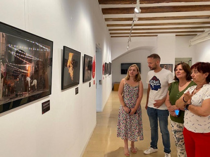 La casa de Cultura d’Ontinyent obri una exposició fotogràfica sobre la relació entre foc i festes a la Comunitat Valenciana