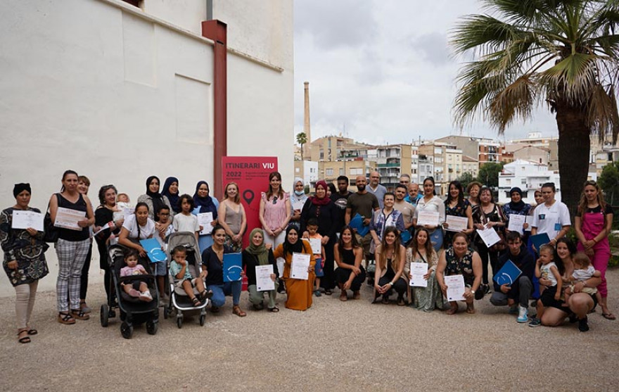 Natàlia Enguix i Paula Soler lliuren els diplomes als participants dels primers cursos del programa “Itinerari Viu 2022”