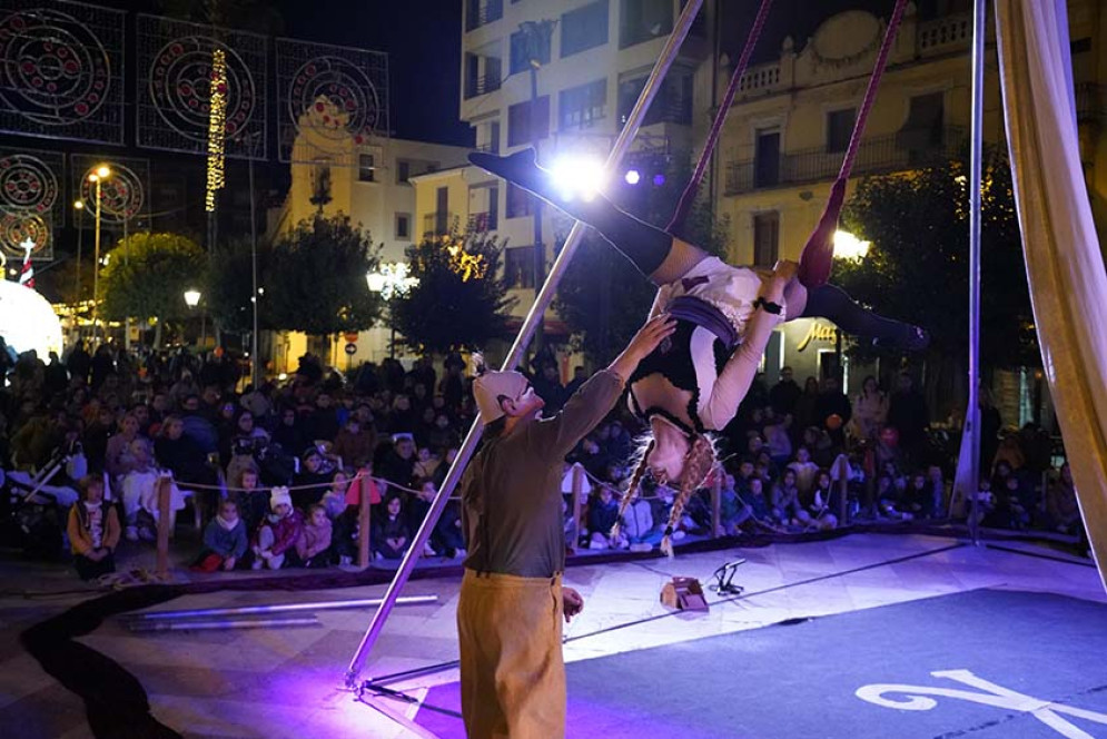 La Plaça de la Concepció s’ompli de gom a gom per obrir el Festival de circ i teatre i el Mercat de Nadal d’Ontinyent