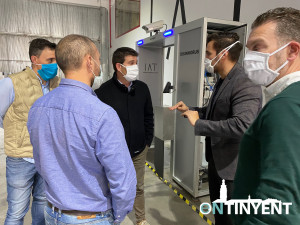 Jorge Rodríguez visita l’empresa ontinyentina que produeix arcs de desinfecció i sistemes anti-covid