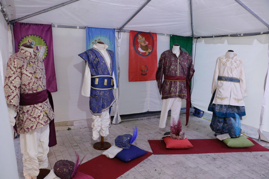 Ontinyent presenta els nous vestits dels Patges Reials coincidint amb el &quot;Cap d&#039;any Infantil” a la Plaça de Sant Domingo