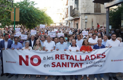 Milers de persones protesten a Ontinyent contra el tancament de la planta de medicina interna a l’hospital