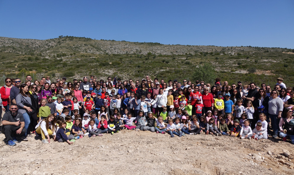 Prop de 300 persones planten arbres a Ontinyent amb l’activitat “Apadrina’m, creixem junts”