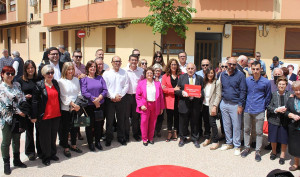 Ontinyent ret un emotiu homenatge a Amparo López Boluda amb la inauguració d’una plaça amb el seu nom