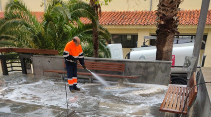 Dues empreses ontinyentines faciliten guants, mascaretes i bates al personal de l’Ajuntament