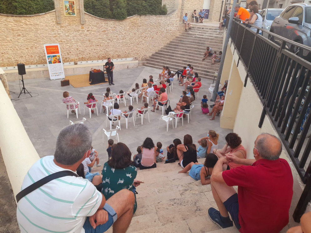 Els “Contes a la fresca” tornen a les places i carrers de la comarca comptant de nou amb narradores i narradors locals.