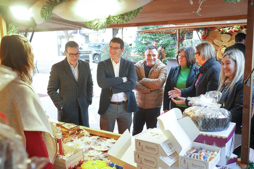 Ontinyent obri el seu “Mercat de Nadal” amb el comerç local com a protagonista