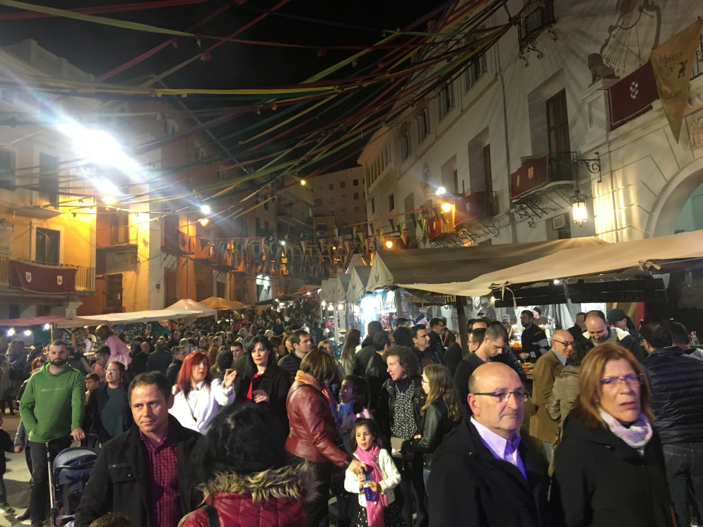 Visitants i comerciants ratifiquen l’èxit de la nova disposició de “l’Ontinyent Medieval”