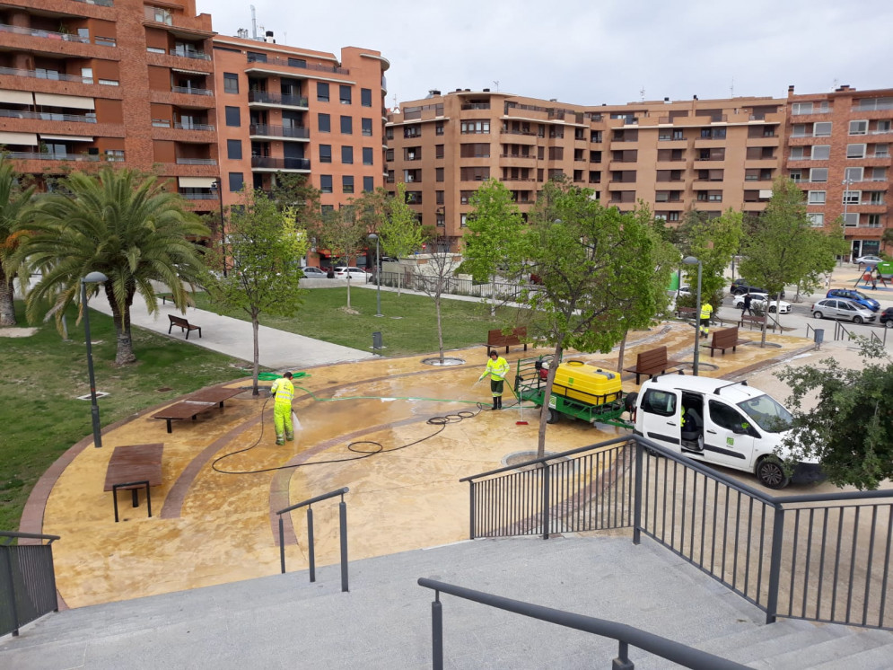 Ontinyent efectua una neteja intensiva de 26 parcs públics i zones verdes escolars