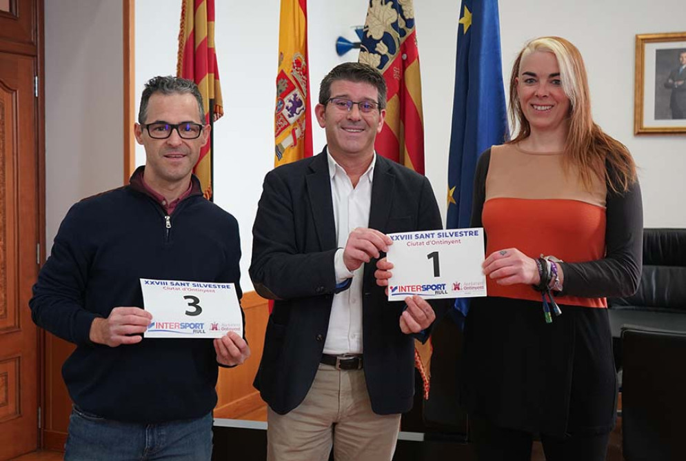 L’alcalde rep el seu dorsal solidari per la Sant Silvestre d’Ontinyent