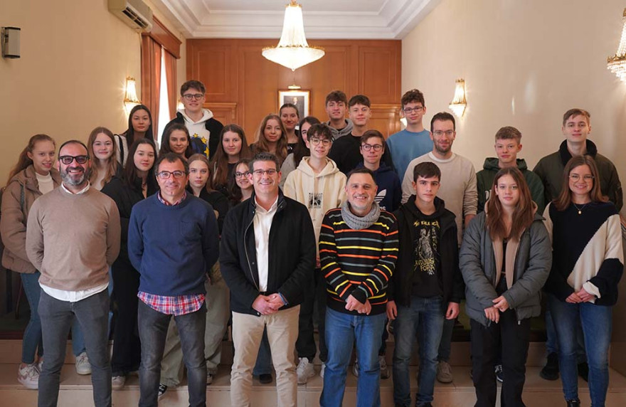 Prop de 30 estudiants alemanys visiten l’Ajuntament d’Ontinyent