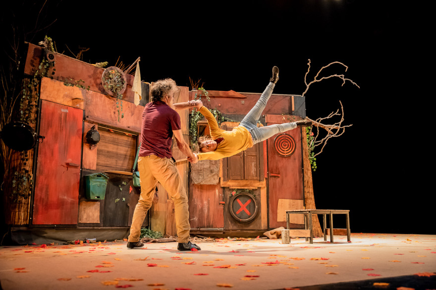 Teatre gestual i circ acrobàtic per a totes les edats amb l’espectacle “Distants” a la Sala Gomis