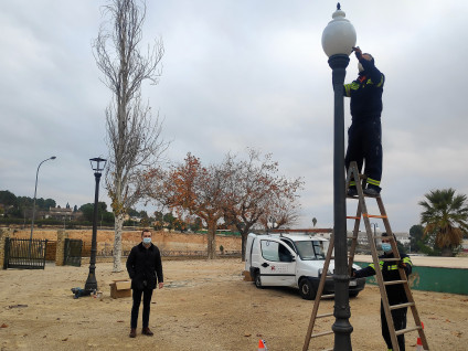 Alumbrado instala en la Glorieta dos columnas de forja restauradas de prueba, con dos modelos de luminarias  led