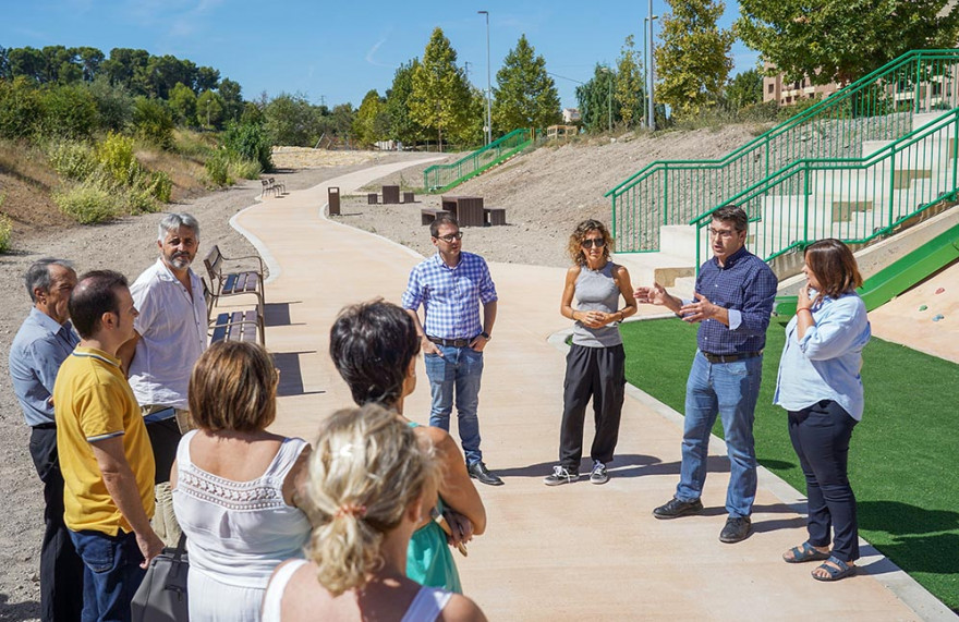 Jorge Rodríguez explica al veïnat les obres antiinundacions executades al passeig de Benarrai