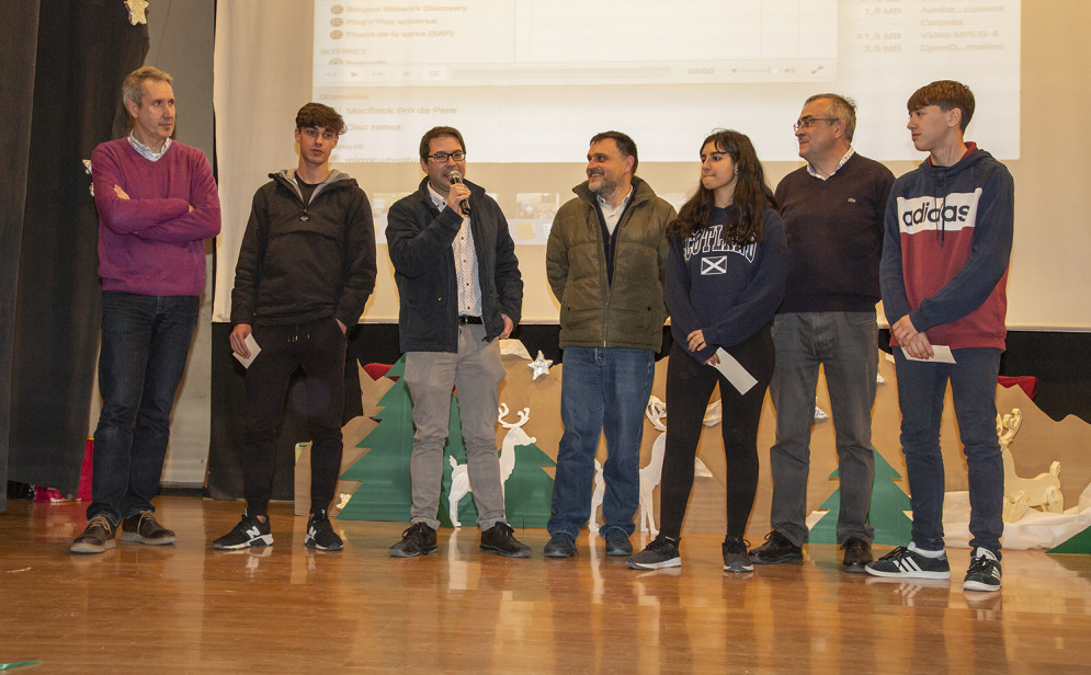Ángel Cano guanya el primer premi del concurs “Passeig literari per la Vila” de l’IES l’Estació