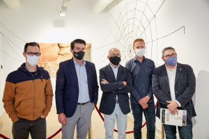 Ontinyent i el tèxtil, protagonistes de la mostra retrospectiva de l’artista Cesc Biosca a la Casa de Cultura