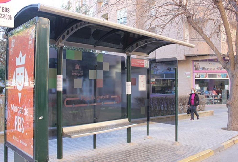 Ontinyent unifica la imatge de les 11 marquesines de les  parades del bus urbà