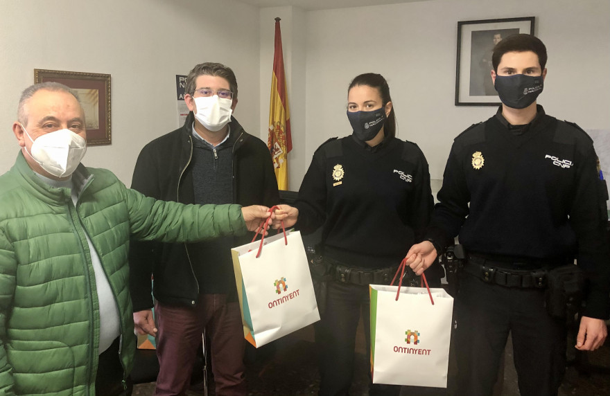Ajuntament lliura 100 mascaretes amb protecció premium a la Policia Nacional d’Ontinyent