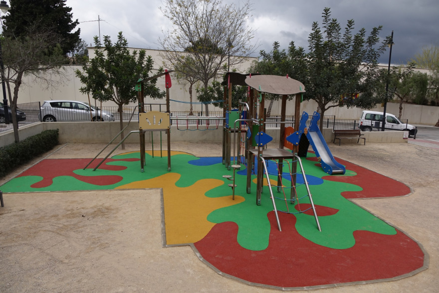 Ontinyent millora la zona dels jocs del parc Jaume I al barri del Llombo