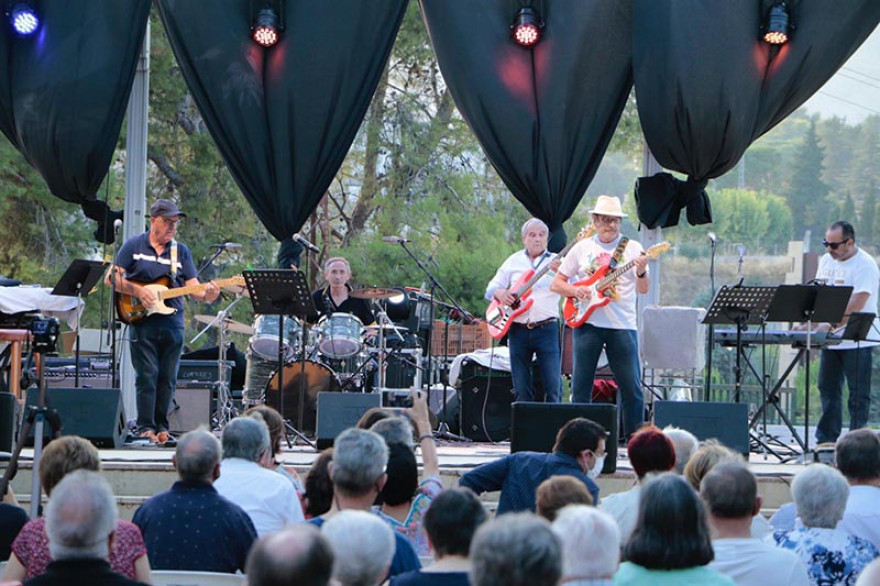 Els quatre grups de música més populars dels 60 a Ontinyent tornen a fer vibrar al públic amb “La Nit Gran”