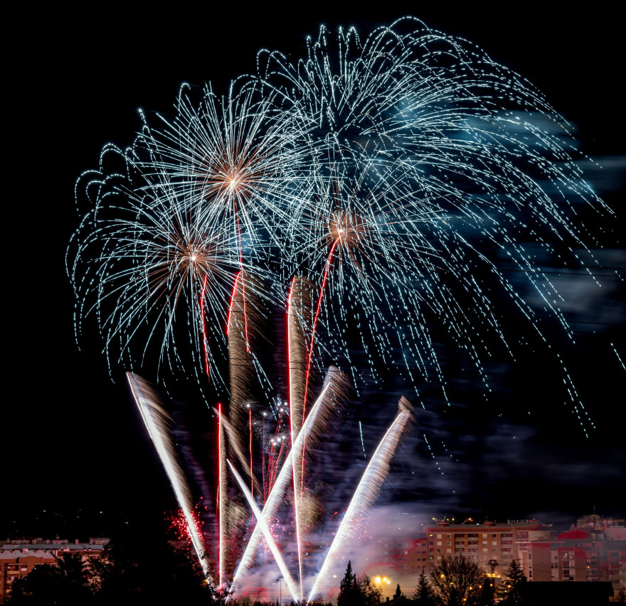 Un espectacle pirotècnic amb 200 quilos de pòlvora ret homenatge a les festes de la Puríssima en Ontinyent