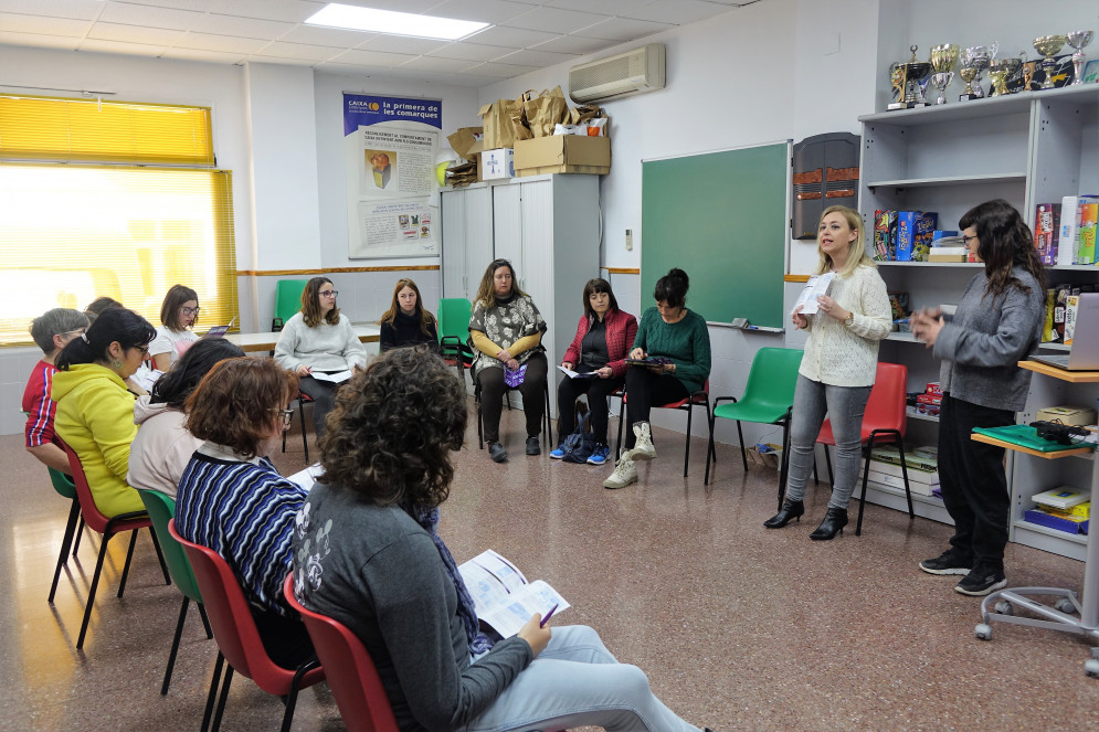 Ontinyent ofereix una xerrada sobre menstruació a les usuàries del CRIS dins la programació del “Dia de la Dona”