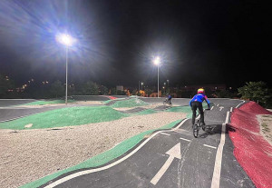 El Pumptrack de Benarrai estrena el nou sistema d’enllumenat intel·ligent amb sensors