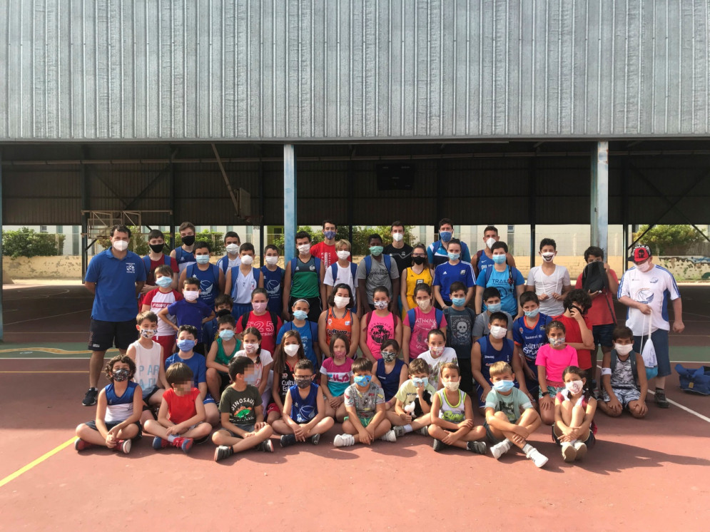 50 xiquetes i xiquets gaudeixen de la XXI Escola d’Estiu del Club Martínez Valls Bàsquet