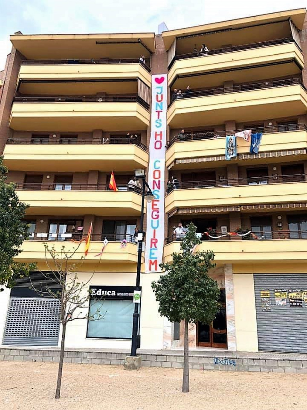 Música en casa i decoració als balcons per posar color als dies de pandèmia en Ontinyent