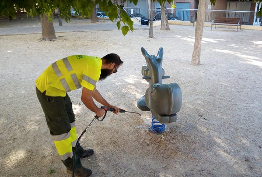 Ontinyent procedeix a la neteja intensiva de 30 parcs publics, zones verdes i àrees canines de la ciutat
