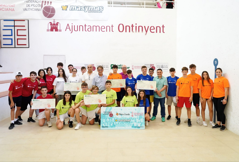 Un total de 160 xics i xiques de 17 municipis juguen la final de Secundària del programa ‘Pilota a l’Escola’ al trinquet municipal d’Ontinyent