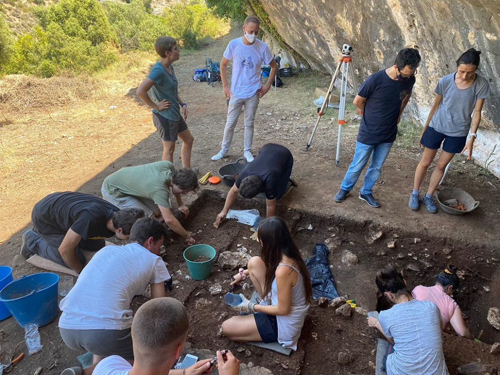 L’equip de l’excavació arqueològica de “l’Abric de l’Hedra&quot; es duplica davant les troballes del Paleolític a la I fase