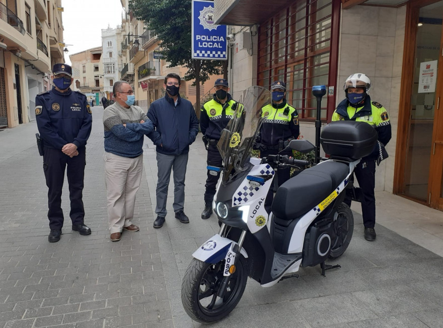 Ontinyent amplia l&#039;equipament de la Policia Local amb càmeres personals i una nova moto elèctrica