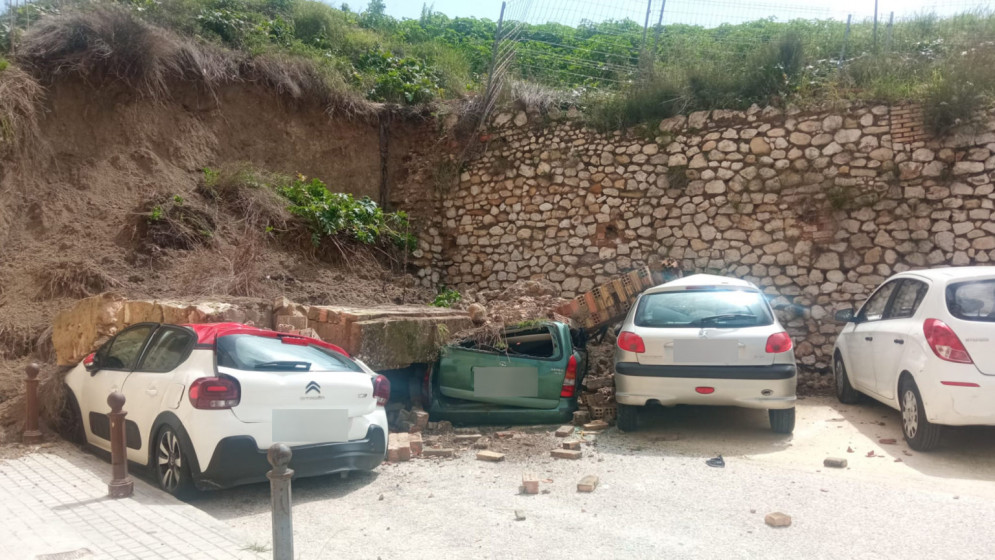 Tres cotxes sinistrats a causa de la caiguda d&#039;un mur al camí vell de l&#039;estació.