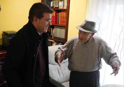L’alcalde d’Ontinyent visita el veí José Barberá Tormo el dia del seu 100 aniversari