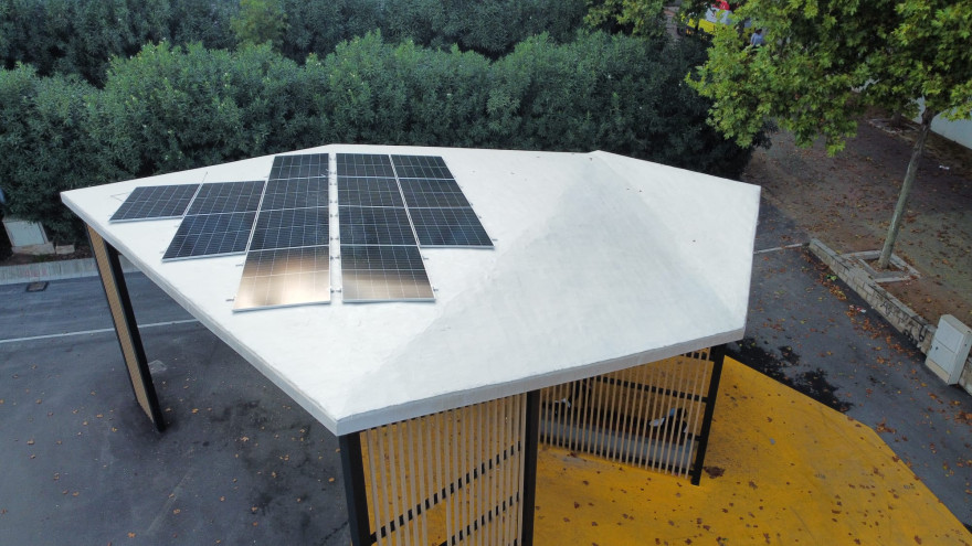 Ontinyent instal·la panells solars a la coberta de la parada de bus interurbà per dotar d’energia verda la Biblioteca de Sant Josep