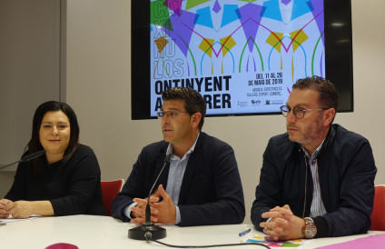 “Ontinyent al carrer” decorarà el cel del carrer Martínez Valls amb 1.050 catxirulos de colors