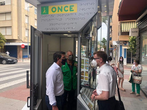 La ONCE instal·la a Ontinyent el seu nou model de quiosc més accessible i modern