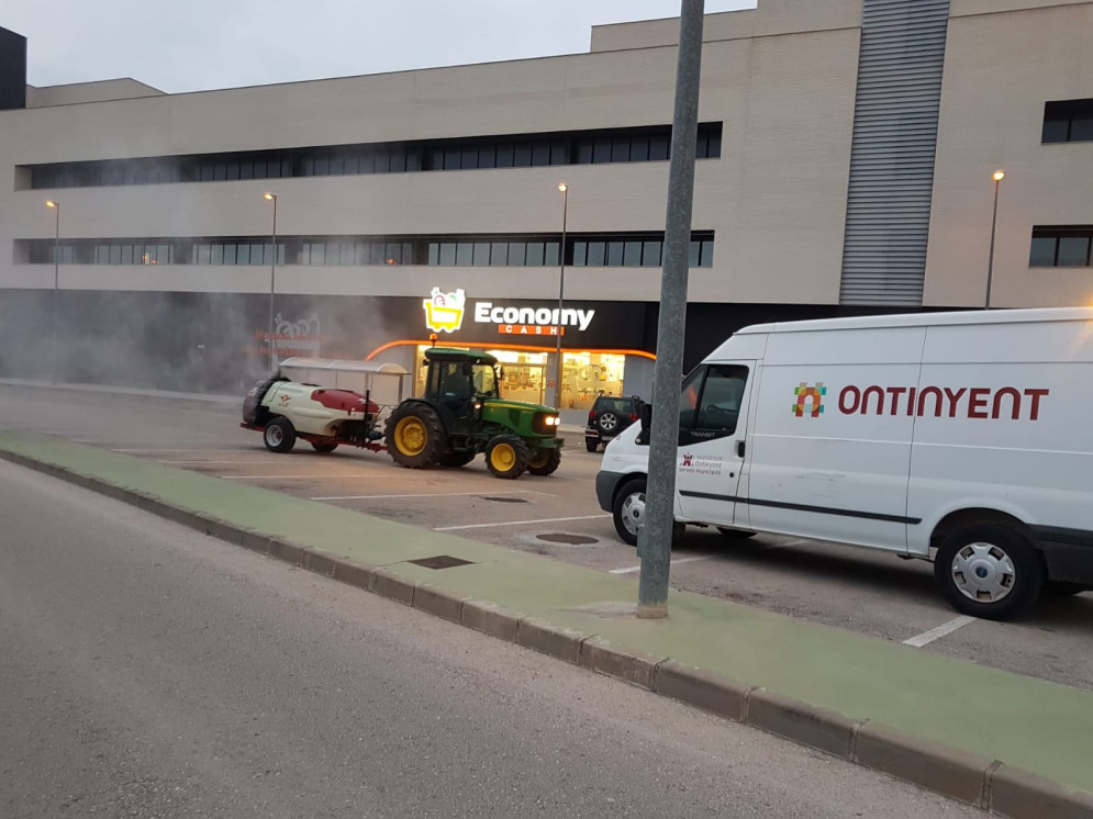 Llauradors i tractoristes col·laboren en la desinfecció intensiva de camins i polígons del terme d’Ontinyent