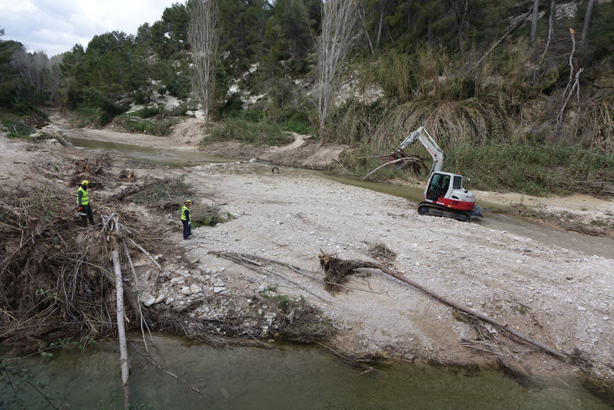 La Confederació Hidrogràfica del Xúquer neteja el riu Clariano dels desperfectes de DANA i Glòria