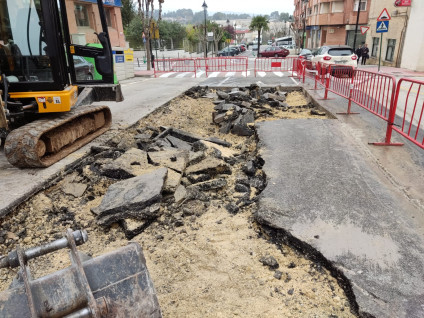 Ontinyent repara els desperfectes ocasionats per la pluja al carrer Barranquet i l’Avinguda d’Albaida